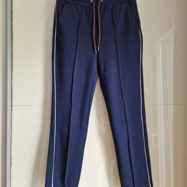 chicke Trainerhose mit weissen Biesen