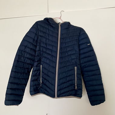 Blaue Daunenjacke