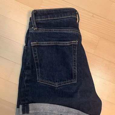 Dunkle Denim-Shorts