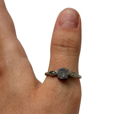 Silberner Ring mit klarem Stein