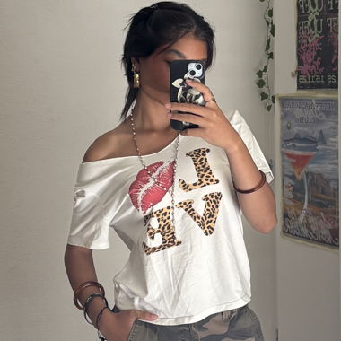 T-shirt stampata con spalle scoperte