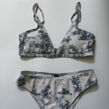 Weiss-blauer Bikini mit Muster