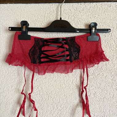 Roter Spitzen-Garterbelt