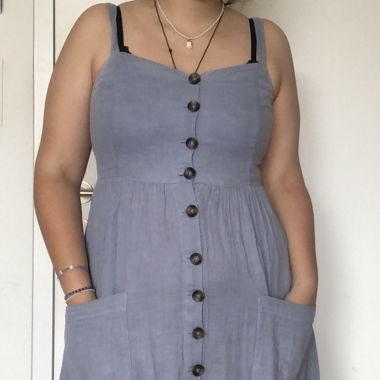 Hellblaues Kleid mit Knöpfen
