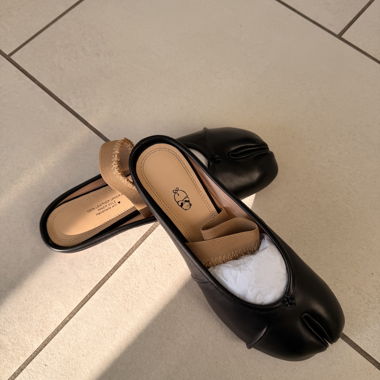 Ballerines Tabi en cuir noir