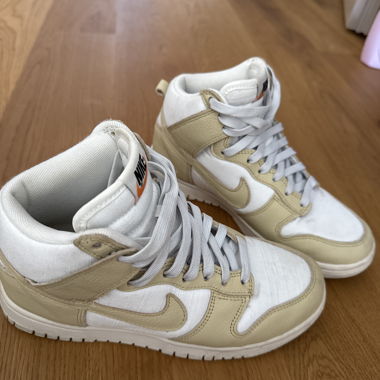 Nike weiss beige