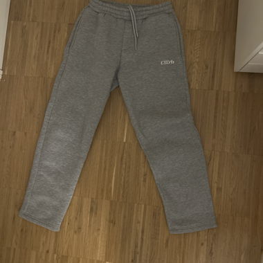 Graue Jogginghose