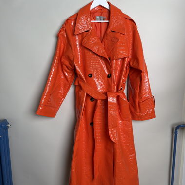 Trench-coat en cuir verni orange