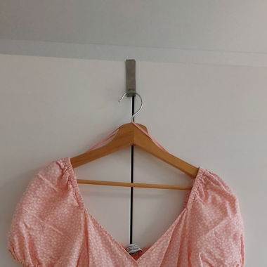 Rosa Leinenkleid mit weissem Muster und Puffärmeln
