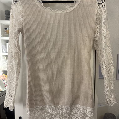 Top a coste in pizzo con maniche lunghe