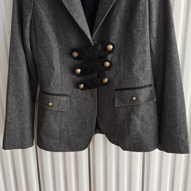 Blazer Grigio con Bottoni Dorati