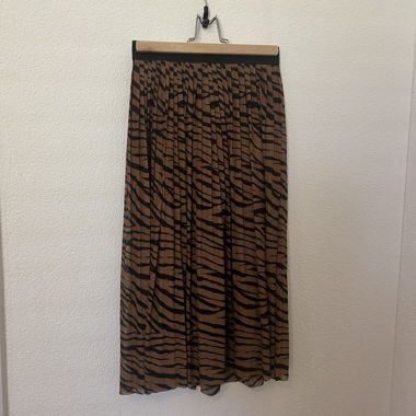 Braune und schwarze Plissee-Midirock mit Muster