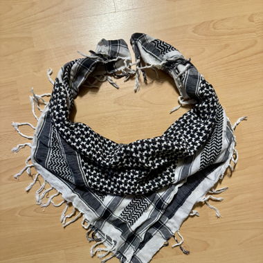 Écharpe à carreaux noire et blanche 