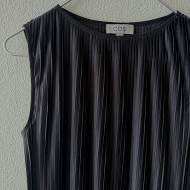 Robe sans manches plissée noire COS