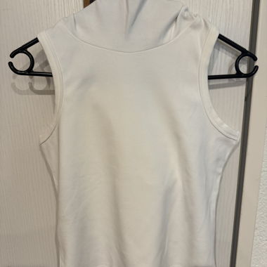 Haut blanc sans manches
