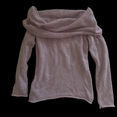 Maglione in maglia rosa con spalle scoperte