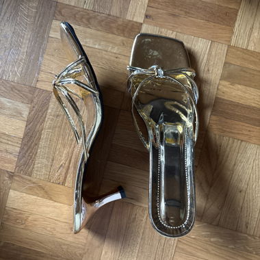 Sandales à talon doré 