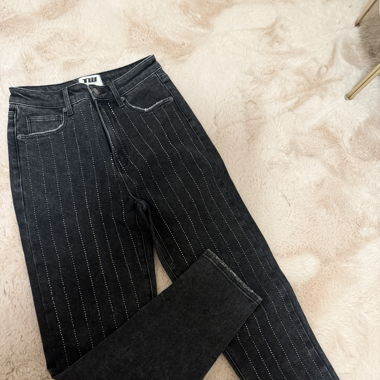 Jeans gris foncé avec strass