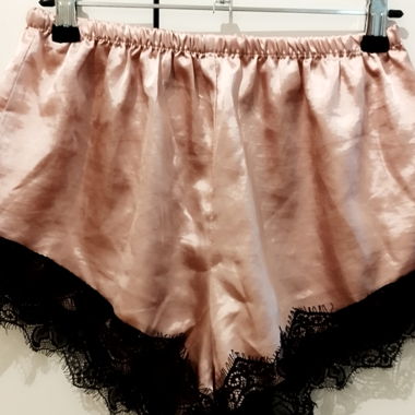 Shorts en satin rose avec dentelle