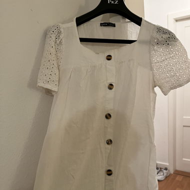 Kleid mit Knöpfen, weiss