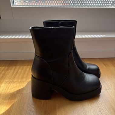 Schwarze Stiefelette
