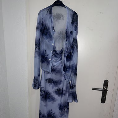 Blau-violett gemustertes Kleid mit passender Jacke