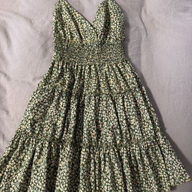 Grünes Sommerkleid mit Blumenmuster