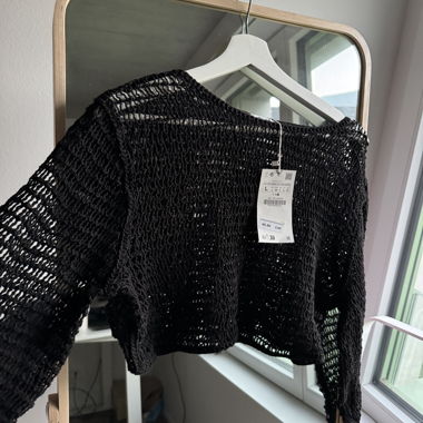 Nuovo Zara crop top in maglia nero a maniche lunghe