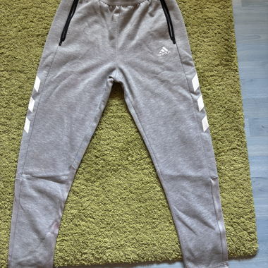 Jogging adidas gris
