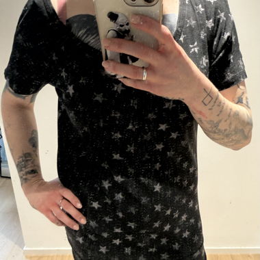 Longshirt nero con motivo a stelle, taglia S