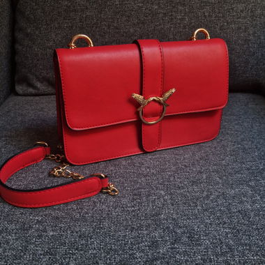Rote Schultertasche mit Kette
