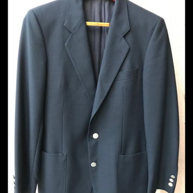 Dunkelblauer Herrenblazer mit silbernen Knöpfen