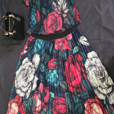 Set elegante con top plissé floreale e gonna lunga