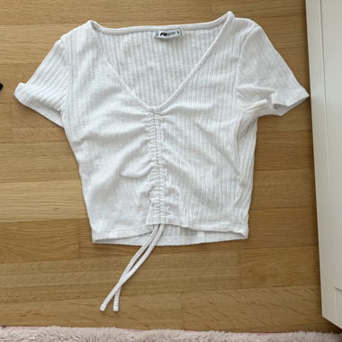 White short-sleeve crop top