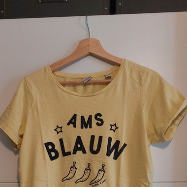 Hellgelbes T-Shirt mit blauer Aufschrift