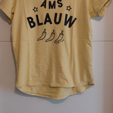 Gelbes T-Shirt mit blauer Aufschrift