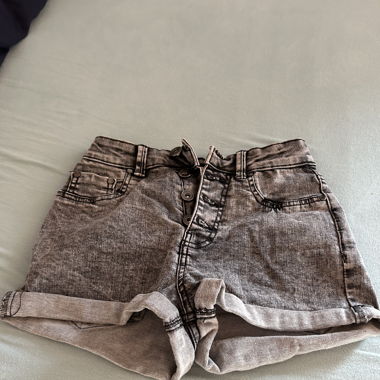Dunkelgraue, kurze Hosen