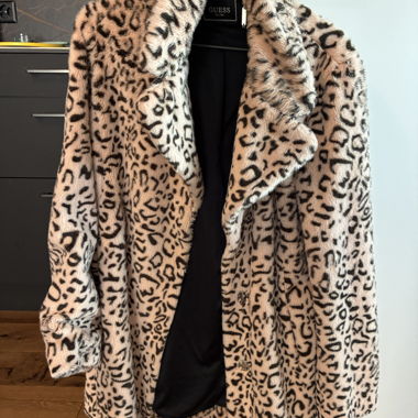 Manteau GUESS en fausse fourrure léopard