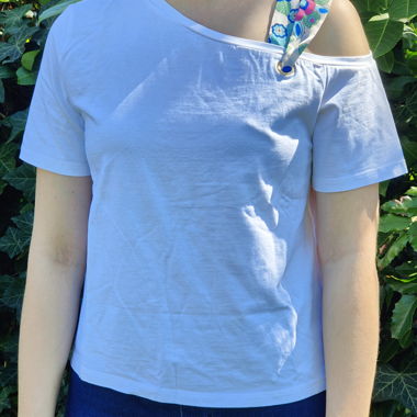 T-shirt bianco asimmetrico 
