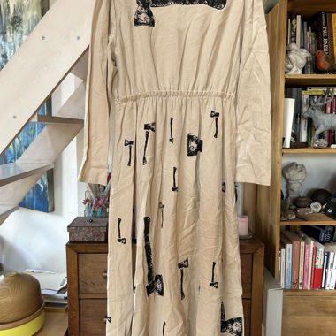 Robe beige imprimée Hache