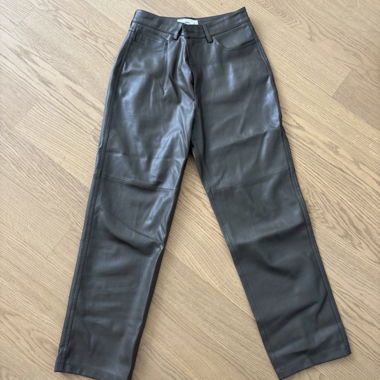 Pantaloni in ecopelle Mango