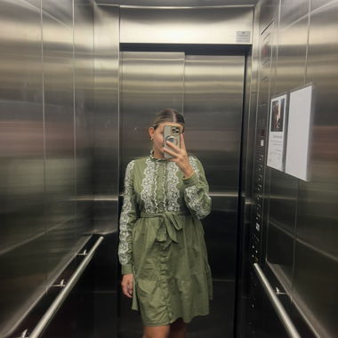 Grünes Spitzenkleid