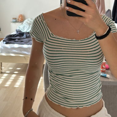 Gestreiftes Off-shoulder shirt