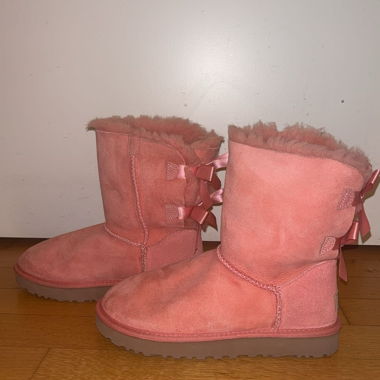Bottes UGG fourrées roses avec nœuds