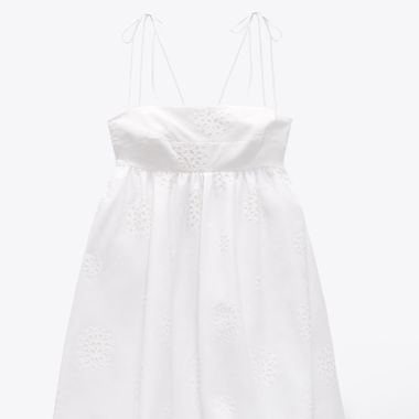 Robe blanche à bretelles avec broderies