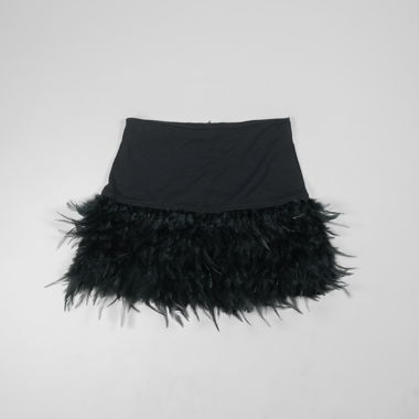 Mini-jupe noire à plumes