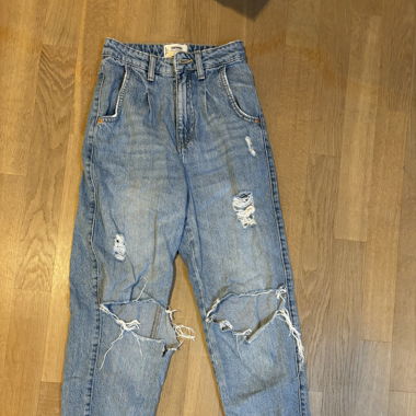 Blaue Jeans mit Löchern