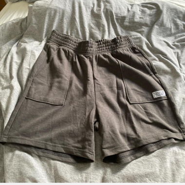 Shorts gris foncé avec poches