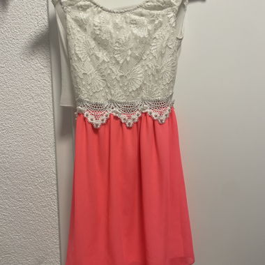 Abito in pizzo color corallo