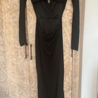 Robe noire dos nu avec décolleté